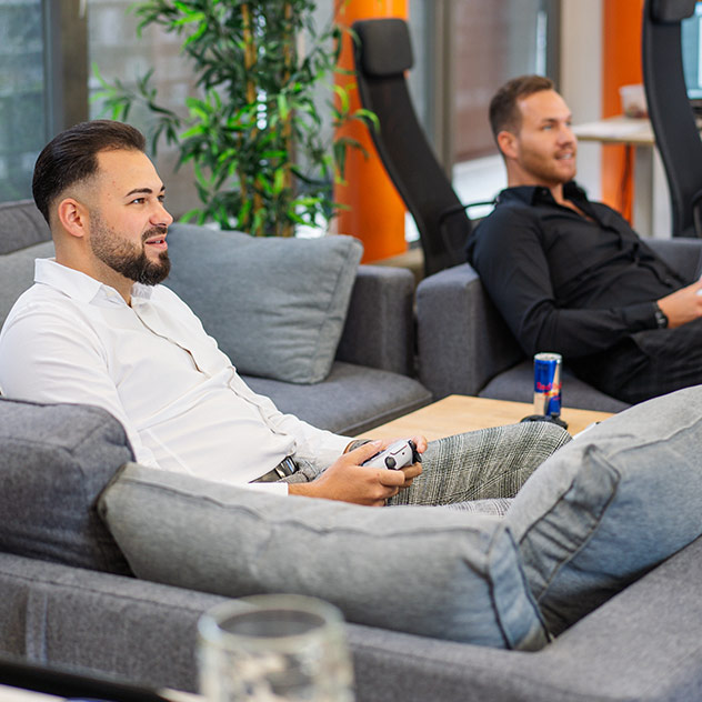 Dominik und Michel auf dem Sofa mit Playstation-Controller